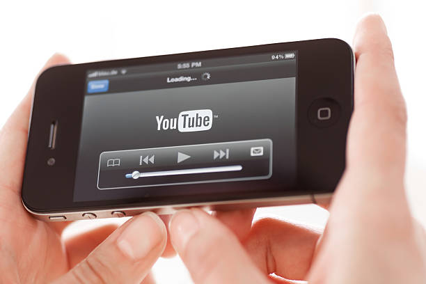 youtube ビデオをご覧になるには、iphone 4 - youtube iphone video mobile phone ストックフォトと画像