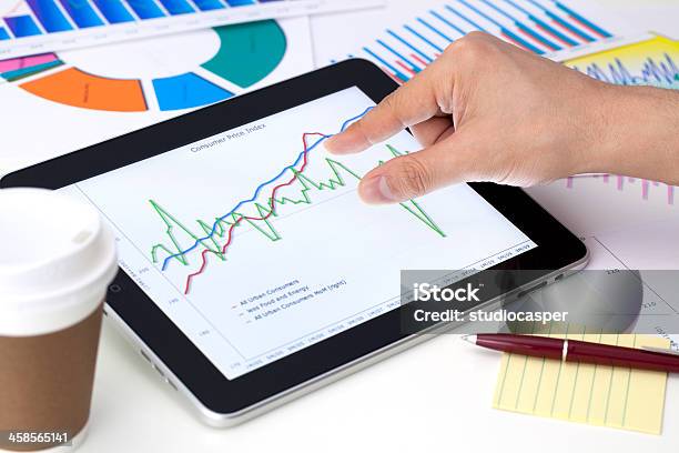 Photo libre de droit de Analyser Avec Tablette Numérique Ipad banque d'images et plus d'images libres de droit de Rapport - Rapport, Affaires, Affaires d'entreprise