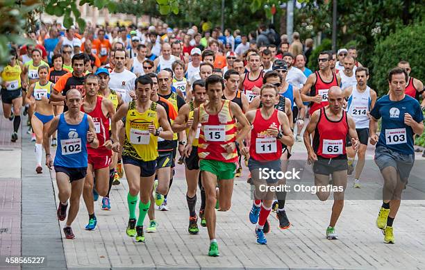 Maratona - Fotografias de stock e mais imagens de Maratona - Maratona, Atletismo, Bem-estar