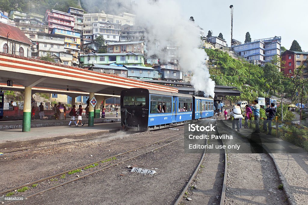 Velho trem de brinquedo Darjeeling, Bengala Ocidental, norte da Índia - Foto de stock de Darjeeling royalty-free