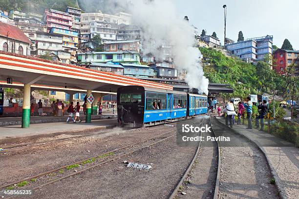 Velho Trem De Brinquedo De Darjeeling Bengala Ocidental Norte Da Índia - Fotografias de stock e mais imagens de Darjeeling