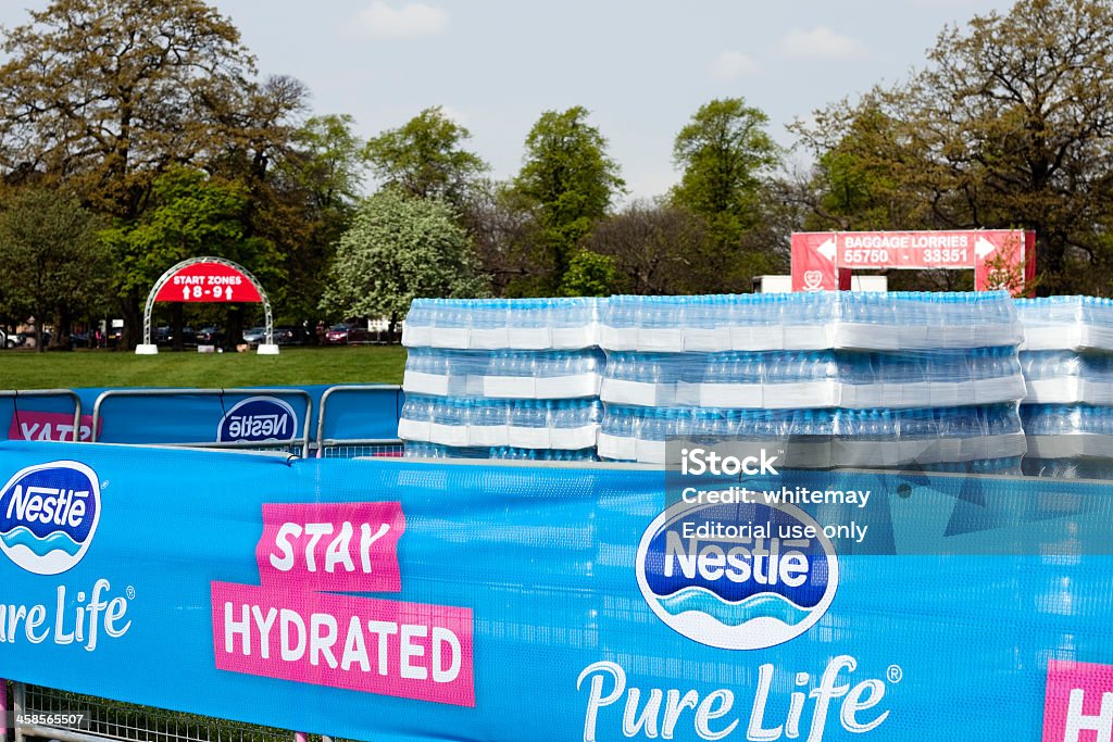 Bottiglie di acqua per Maratona di Londra - Foto stock royalty-free di Plastica