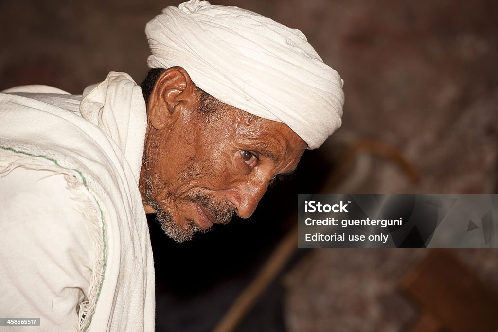 Dentro de un sacerdote ortodoxa, la iglesia rock hewn Lalibela, Etiopía - Foto de stock de Adulto libre de derechos