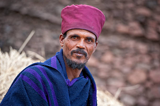 священник перед высеченными в камне церковь, lalibela, эфиопия - rock hewn church стоковые фото и изображения