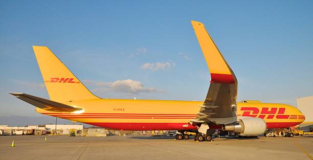 dhl samolot boeing 767 - dhl airplane freight transportation boeing zdjęcia i obrazy z banku zdjęć