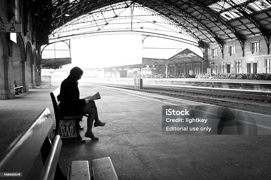 Mujer esperando tren - Foto de stock de Blanco y negro libre de derechos