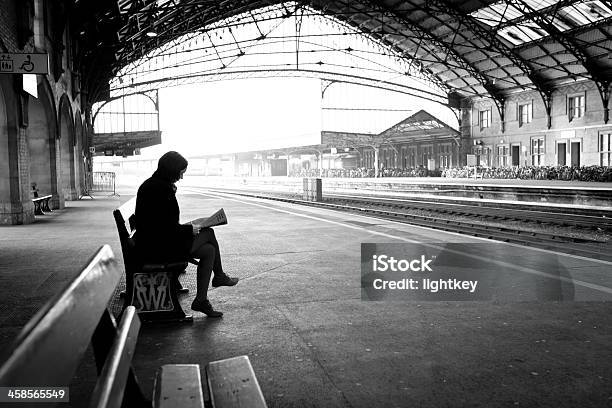 Mujer Esperando Tren Foto de stock y más banco de imágenes de Blanco y negro - Blanco y negro, Estación de tren, Mujeres
