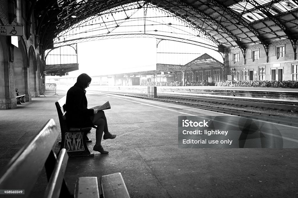 Mulher espera de Comboio - Royalty-free Comboio Foto de stock