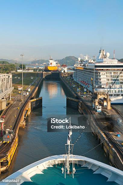 クルーズ船に入るパナマ運河のミラフロレスロック - カラー画像のストックフォトや画像を多数ご用意 - カラー画像, クルーズ船, バケーション