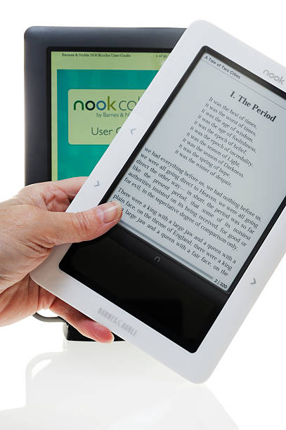 due diversi modelli di ereader, nook - nook foto e immagini stock