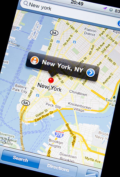google maps sur iphone 4 - iphone google holding telephone photos et images de collection