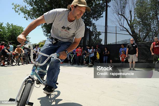 Bmx Rider Livre - Fotografias de stock e mais imagens de Adulto - Adulto, Adulto de idade mediana, Ao Ar Livre