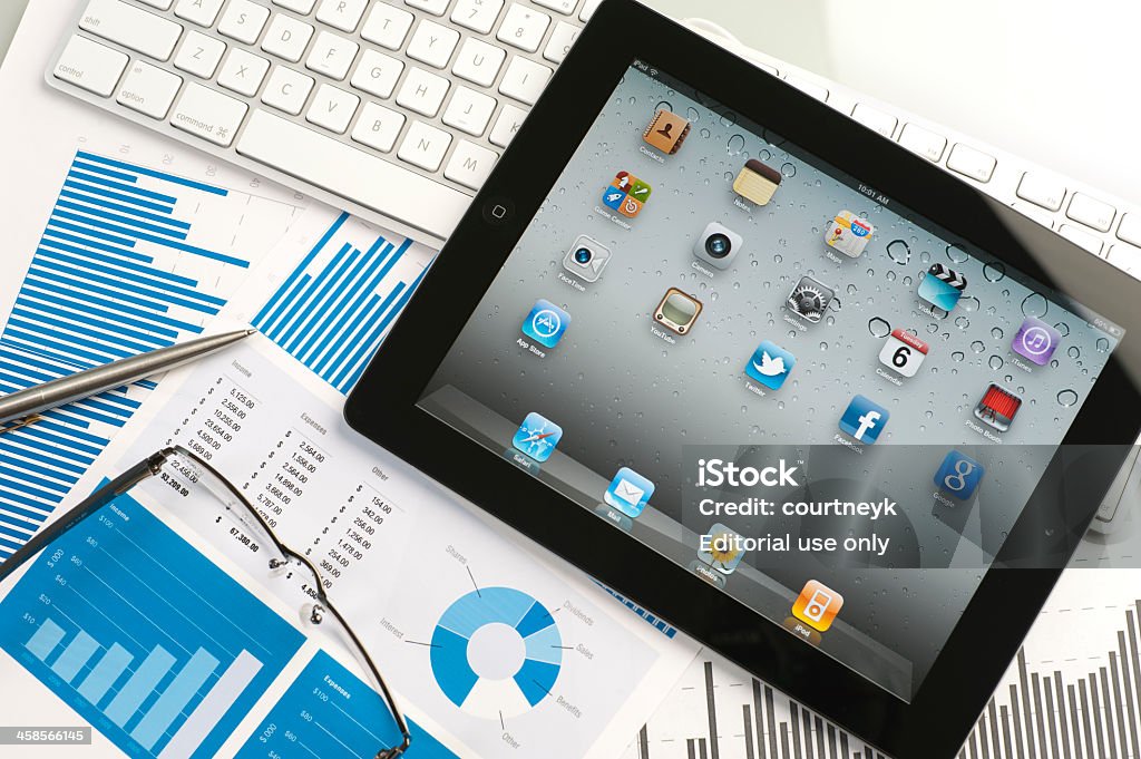 Ipad em uma escrivaninha mostrando a tela inicial - Foto de stock de Aplicação móvel royalty-free