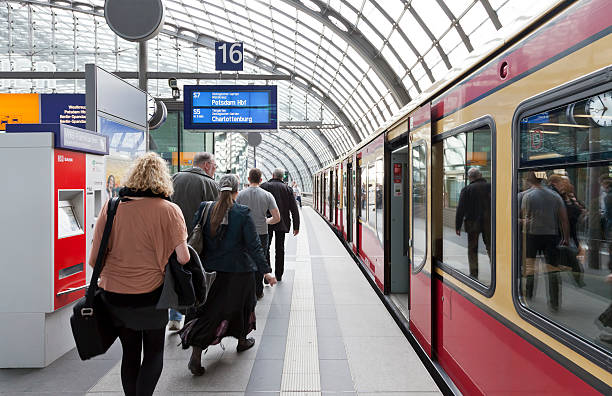 persone lasciare treno s-bahn alla stazione centrale di berlino - deutsche bundesbahn foto e immagini stock