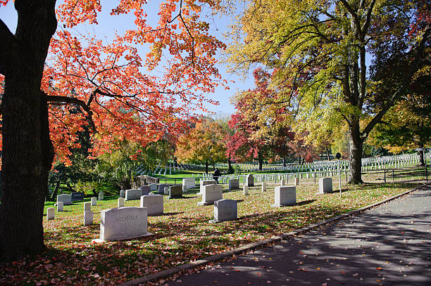 cemitério nacional de arlington com árvores coloridas - arlington national cemetery arlington virginia cemetery national landmark imagens e fotografias de stock