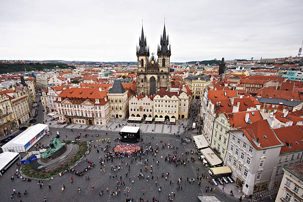 la place de la vieille ville de ci-dessus. prague. - tyn church photos et images de collection