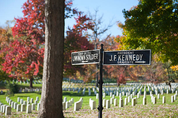 znak nieznany soldier i president kennedy w arlington - mystery arlington national cemetery stage theater washington dc zdjęcia i obrazy z banku zdjęć