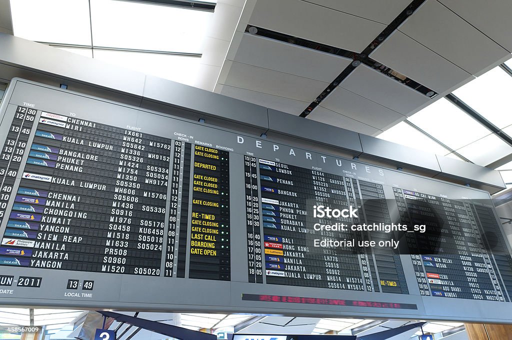 Tableau des départs et arrivées - Photo de Aéroport libre de droits