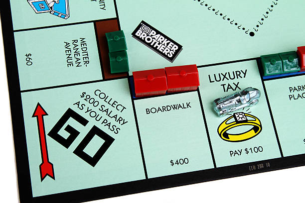 tabellone visualizzazione di tassa sul lusso e andare quadrati - monopoly board game color image photography nobody foto e immagini stock