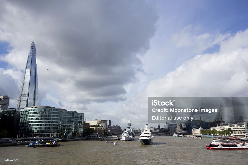 Река Темза в Лондоне, Англия - Стоковые фото HMS Belfast роялти-фри