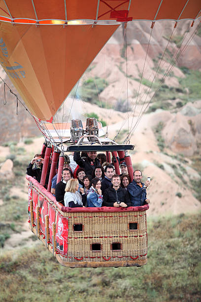 熱気球でカッパドキア - turkey hot air balloon cappadocia basket ストックフォトと画像