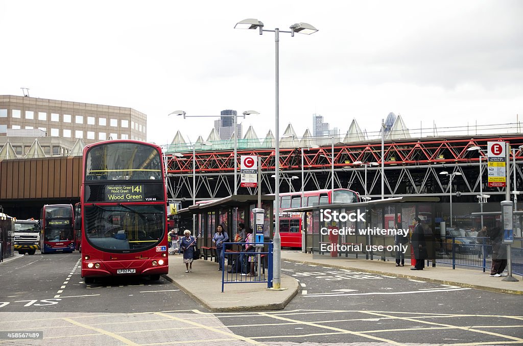 Terminal degli autobus alla stazione di London Bridge - Foto stock royalty-free di Regno Unito