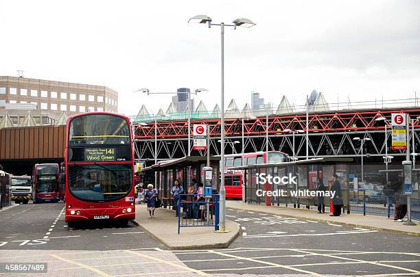 Terminal Degli Autobus Alla Stazione Di London Bridge - Fotografie stock e altre immagini di Regno Unito