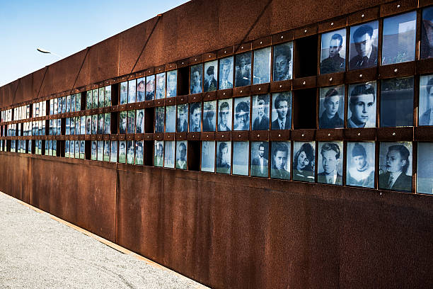 photographs of the fallen during cold war in berlin germany - 柏林圍牆 個照片及圖片檔