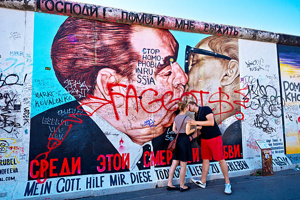 east side gallery del muro di berlino, germania - east germany berlin germany graffiti wall foto e immagini stock