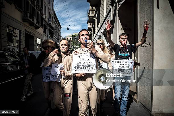 Animalisti Italiani Protestare Contro La Settimana Di Milano Moda Con Septem - Fotografie stock e altre immagini di 2013