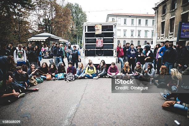 Milano Studenti Manifestazione 4 Ottobre 2013 - Fotografie stock e altre immagini di 2013 - 2013, Adulto, Ambientazione esterna