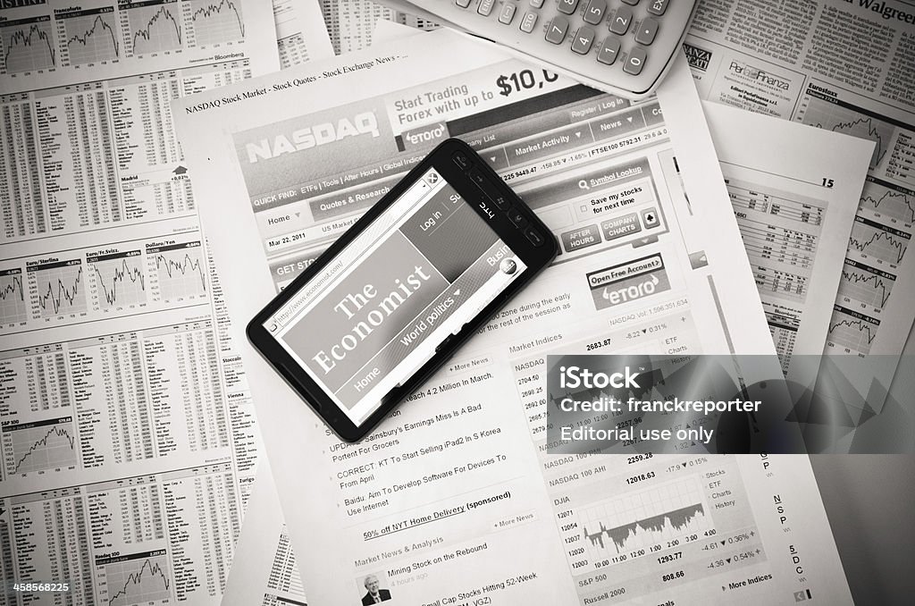 www.economist.com en HTC smartphone y periódico financiero - Foto de stock de .com libre de derechos