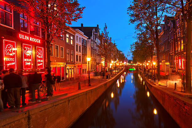 distrito da luz vermelha de amesterdão - amstel river amsterdam architecture bridge imagens e fotografias de stock