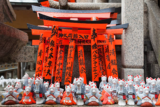 lisy w fushimi inari taisha, kyoto, japonia - fox network zdjęcia i obrazy z banku zdjęć