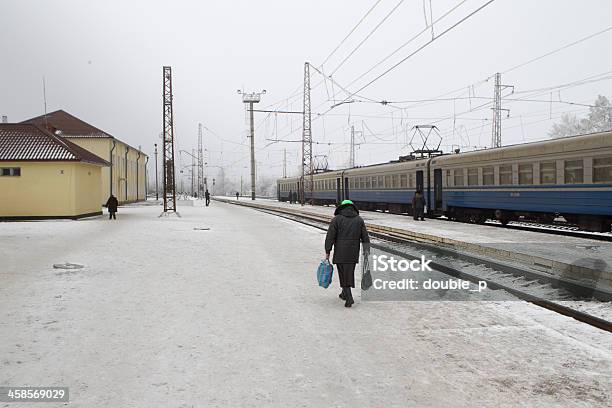 Foto de Sinelnikovo Estação De Trem e mais fotos de stock de Andar - Andar, Bolsa - Objeto manufaturado, Bota