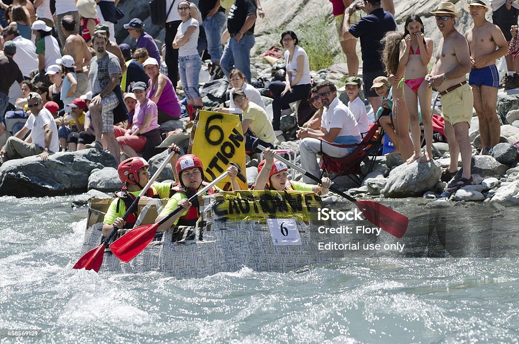 Rafting mit einer Kartonverpackung Boot - Lizenzfrei Aktivitäten und Sport Stock-Foto