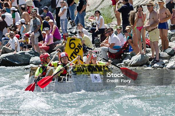 Rafting Mit Einer Kartonverpackung Boot Stockfoto und mehr Bilder von Aktivitäten und Sport - Aktivitäten und Sport, Ausrüstung und Geräte, Bewegung