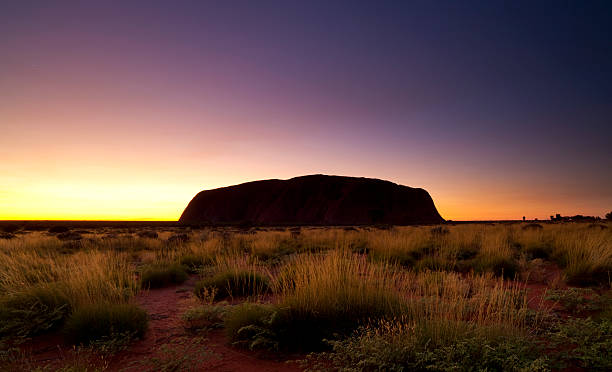 울룰루 새벽 무렵 - uluru australia northern territory sunrise 뉴스 사진 이미지