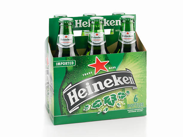 ハイネケンのビールの 6 パック - 6缶パック ストックフォトと画像