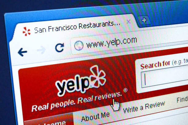 yelp página web en el navegador - yelp examining internet discussion fotografías e imágenes de stock