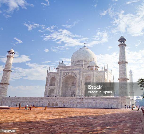 Foto de Turistas No Taj Mahal O India e mais fotos de stock de Adulto - Adulto, Agra, Andar