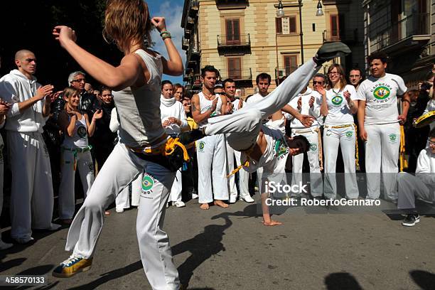 Foto de Brasilian Capoeira e mais fotos de stock de Acrobata - Acrobata, Agilidade, Arte, Cultura e Espetáculo