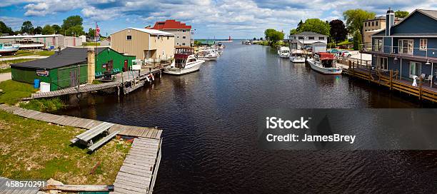 Vista Panorâmica De Wisconsin Aldeia De Pescador - Fotografias de stock e mais imagens de Wisconsin - Wisconsin, Veículo Aquático, Aldeia