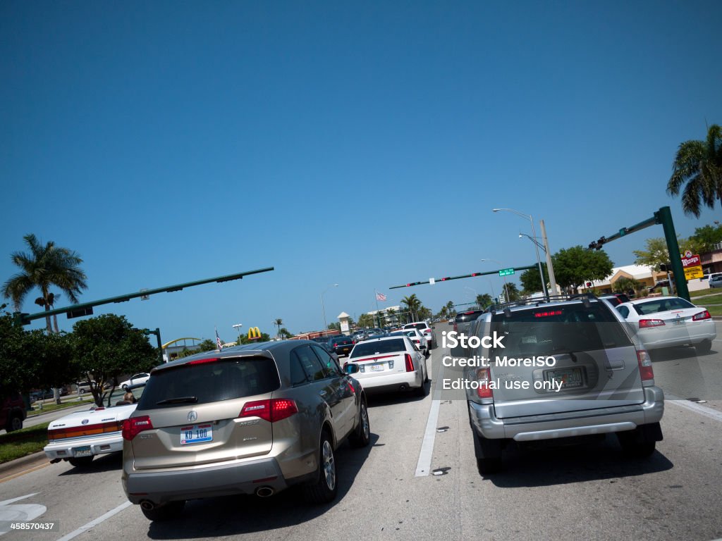 El tráfico en la ciudad de Naples, Florida - Foto de stock de Florida - Estados Unidos libre de derechos