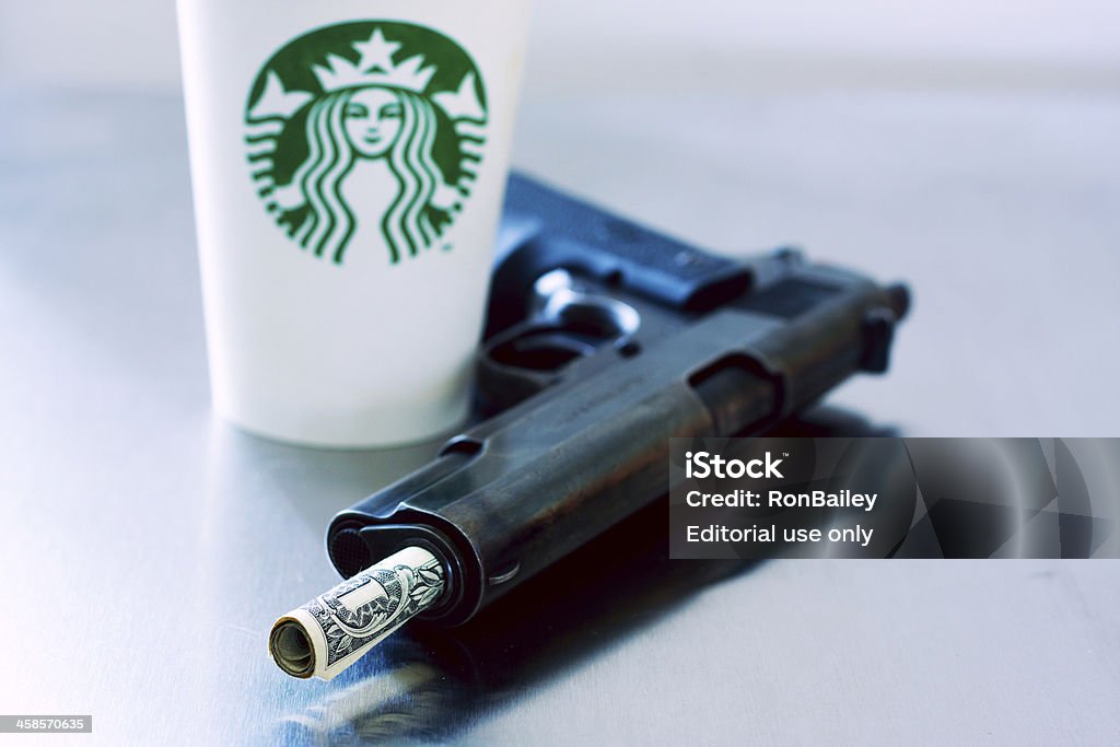 Starbucks armes et de l'argent - Photo de Starbucks libre de droits