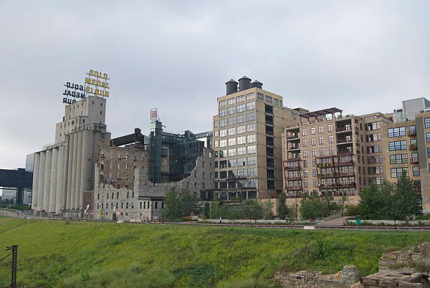 Mill City Museum Minneapolis, MN, USA - July 30, 2010: Mill City Museum in Minneapolis, along the Mississippi river. old flour mill stock pictures, royalty-free photos & images