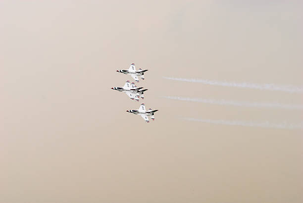 thunderbirds (da força aérea dos eua) - fighter plane teamwork airplane air force - fotografias e filmes do acervo