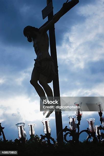Abbildung Von Jesus Am Kreuz In Holz Geschnitzte Stockfoto und mehr Bilder von Andalusien - Andalusien, Beten, Bildhauer
