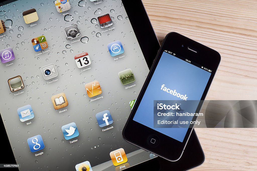 Facebook에 Apple iPhone - 로열티 프리 0명 스톡 사진