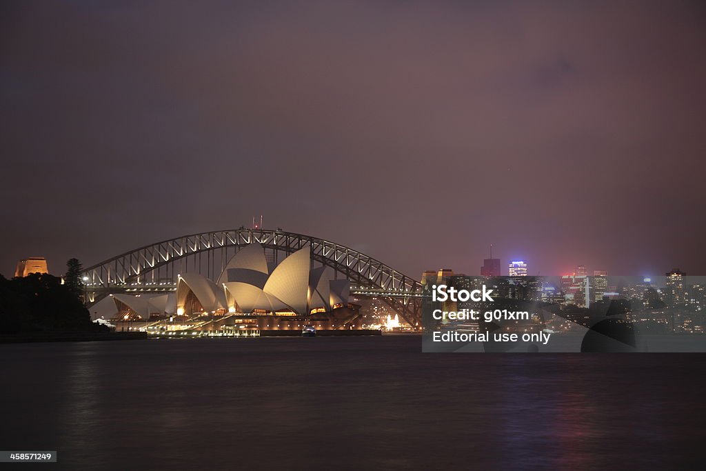Teatro de la �ópera de Sydney y puente del puerto - Foto de stock de Agua libre de derechos